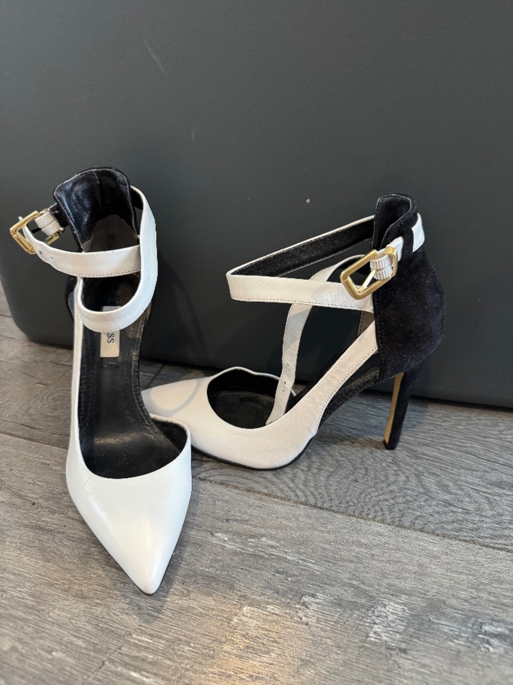 Guess-Vintage Leader Pumps